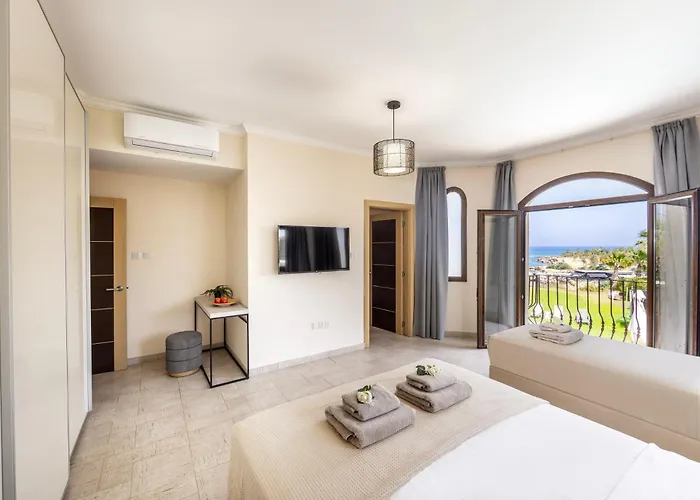 Villa Sunnyvillas: 4br Seafront Villa*private Pool*bw44